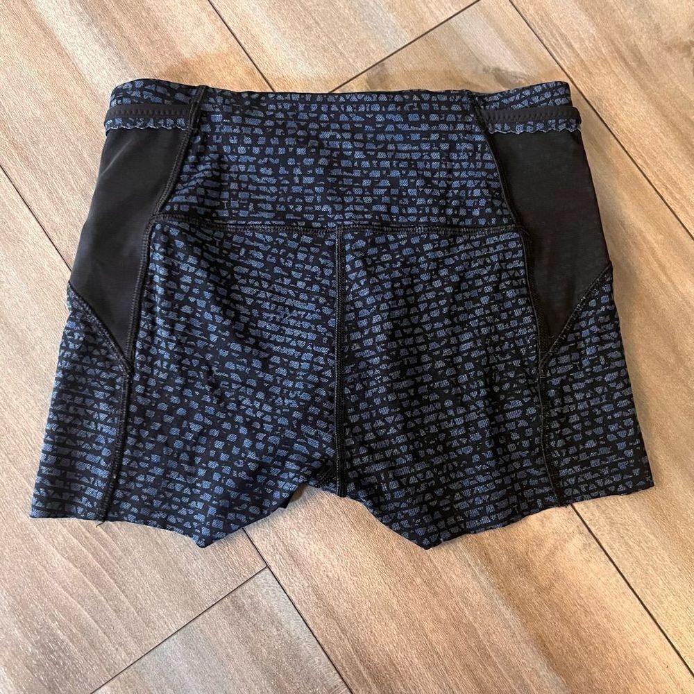 Lululemon Blue Pattern Athletic Biker Shorts Women 6 - Picture 4 of 4
